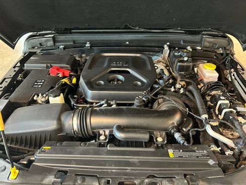 Used 2025 Jeep Wrangler Unlimited Sahara AWD/4WD image 32