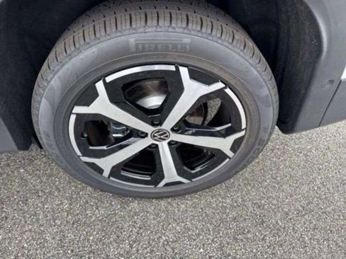 New 2025 Volkswagen Tiguan SE image 9