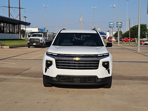 Used 2024 Chevrolet Traverse LT FWD image 2