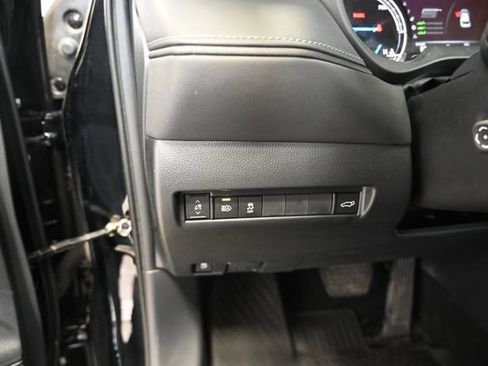 Used 2023 Toyota Venza LE AWD/4WD image 25