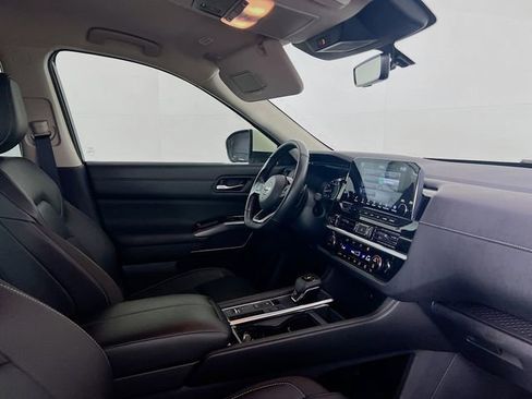 Used 2024 Nissan Pathfinder SL image 9