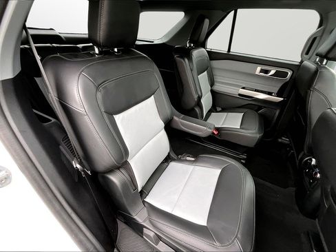 Used 2022 Ford Explorer XLT w/ Equipment Group 202A image 17