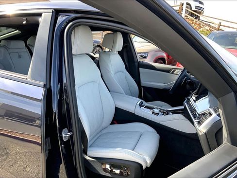 Used 2025 BMW X6 xDrive40i w/ Executive Package image 8