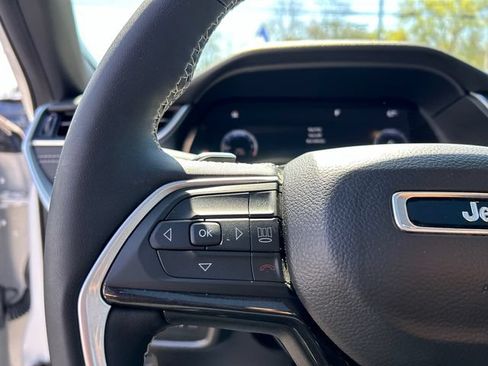 Used 2023 Jeep Grand Cherokee Altitude AWD/4WD image 13
