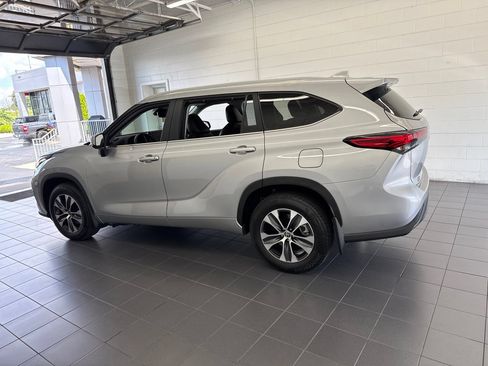 Used 2023 Toyota Highlander XLE AWD/4WD image 5