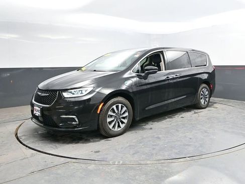 Used 2023 Chrysler Pacifica Touring-L FWD image 5