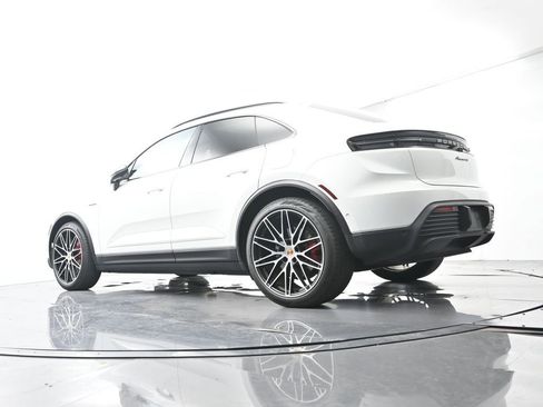 Certified 2025 Porsche Macan 4S Electric AWD/4WD image 44