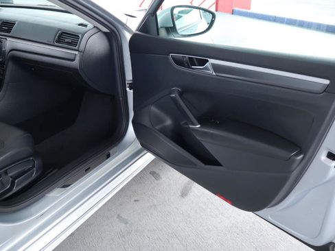 Used 2017 Volkswagen Passat 1.8T R-Line image 37