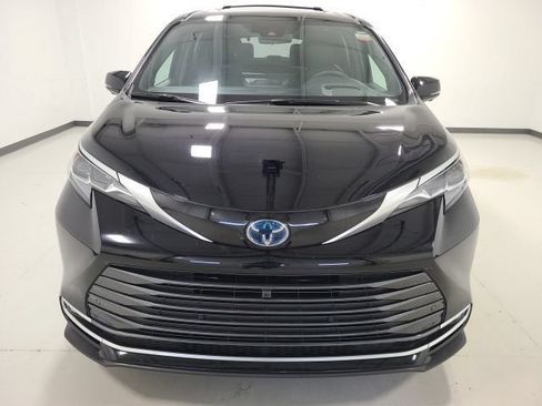 Certified 2025 Toyota Sienna Platinum AWD/4WD image 2