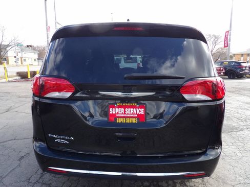 Used 2017 Chrysler Pacifica Touring-L w/ Tire & Wheel Group image 4