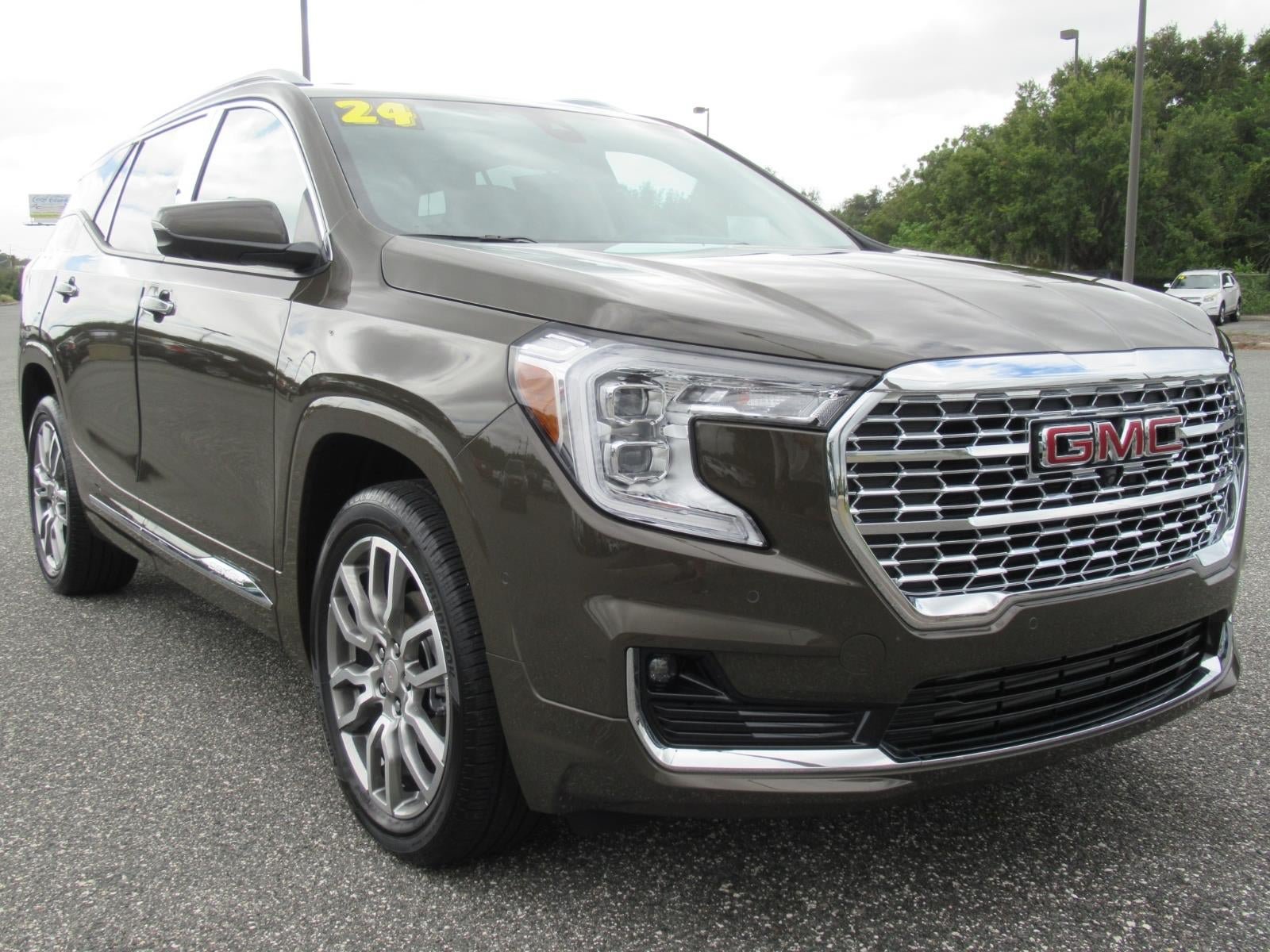 Used 2024 GMC Terrain Denali w/ Denali Premium Package AWD/4WD image 3