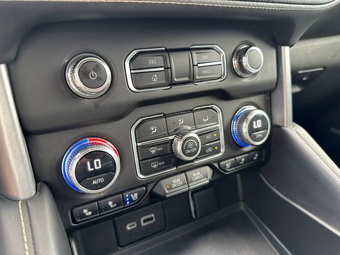 Used 2023 GMC Yukon SLT w/ SLT Luxury Package image 15
