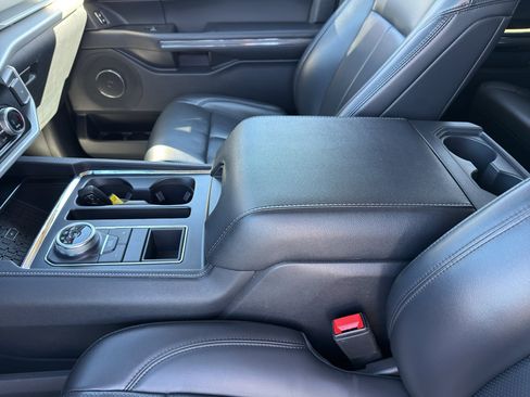 Used 2024 Ford Expedition XLT image 15
