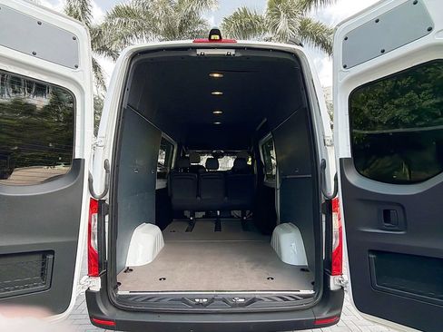 Used 2022 Mercedes-Benz Sprinter 2500 image 22