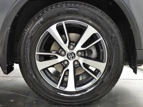 Used 2018 Toyota RAV4 XLE AWD/4WD image 13