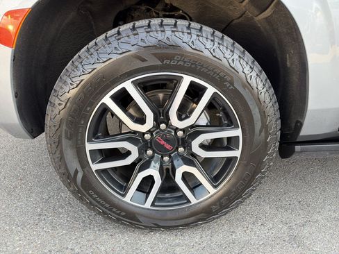 Used 2023 GMC Yukon AT4 w/ AT4 Premium Package AWD/4WD image 9
