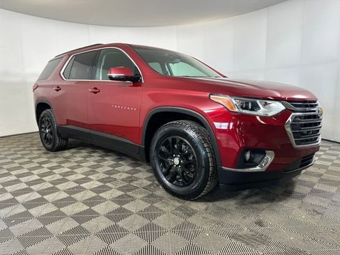 Used 2021 Chevrolet Traverse LT image 2