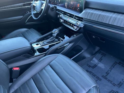 Certified 2024 Kia Telluride SX Prestige w/ Towing Package image 20