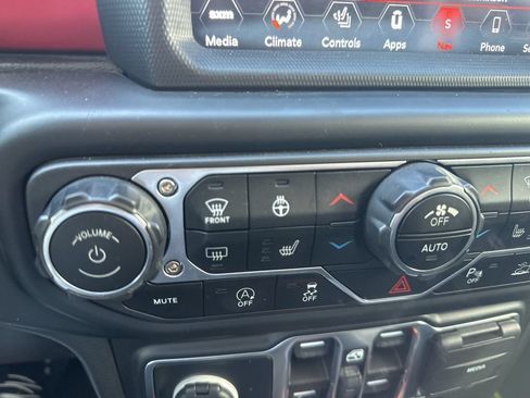 Used 2022 Jeep Wrangler Unlimited Rubicon w/ LED Lighting Group AWD/4WD image 17