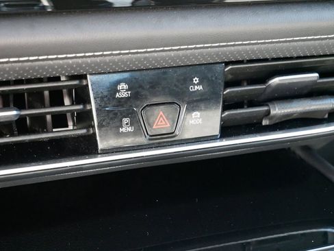 Used 2025 Volkswagen Atlas SE AWD/4WD image 25