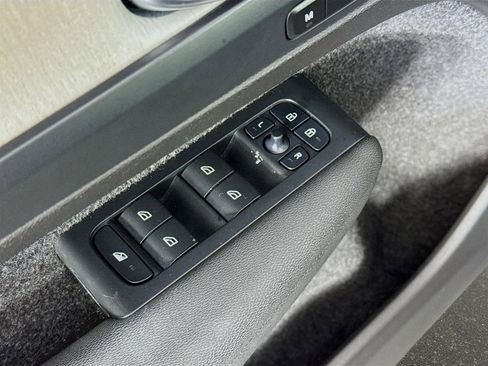 Used 2023 Volvo XC40 B4 Ultimate image 21