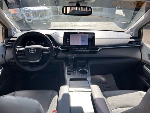 Used 2021 Toyota Sienna Limited image 26