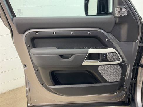 Used 2023 Land Rover Defender 130 SE image 24