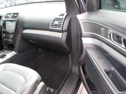 Used 2017 Ford Explorer XLT w/ Equipment Group 202A FWD image 18