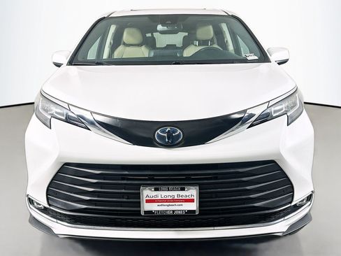 Used 2023 Toyota Sienna XLE FWD image 2