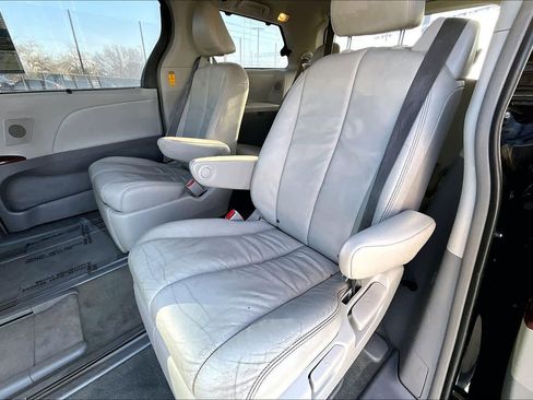 Used 2014 Toyota Sienna XLE image 20