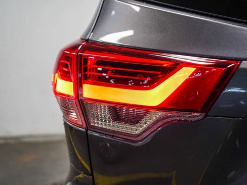 Used 2019 Toyota Highlander XLE image 11