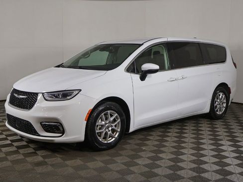 Used 2023 Chrysler Pacifica Touring-L image 9