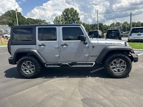 Used 2016 Jeep Wrangler Unlimited Rubicon w/ Dual Top Group AWD/4WD image 9