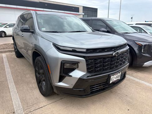 Used 2024 Chevrolet Traverse RS FWD image 4
