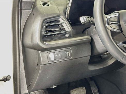 Certified 2026 Chevrolet Traverse LT w/ Driver Confidence Package FWD image 8