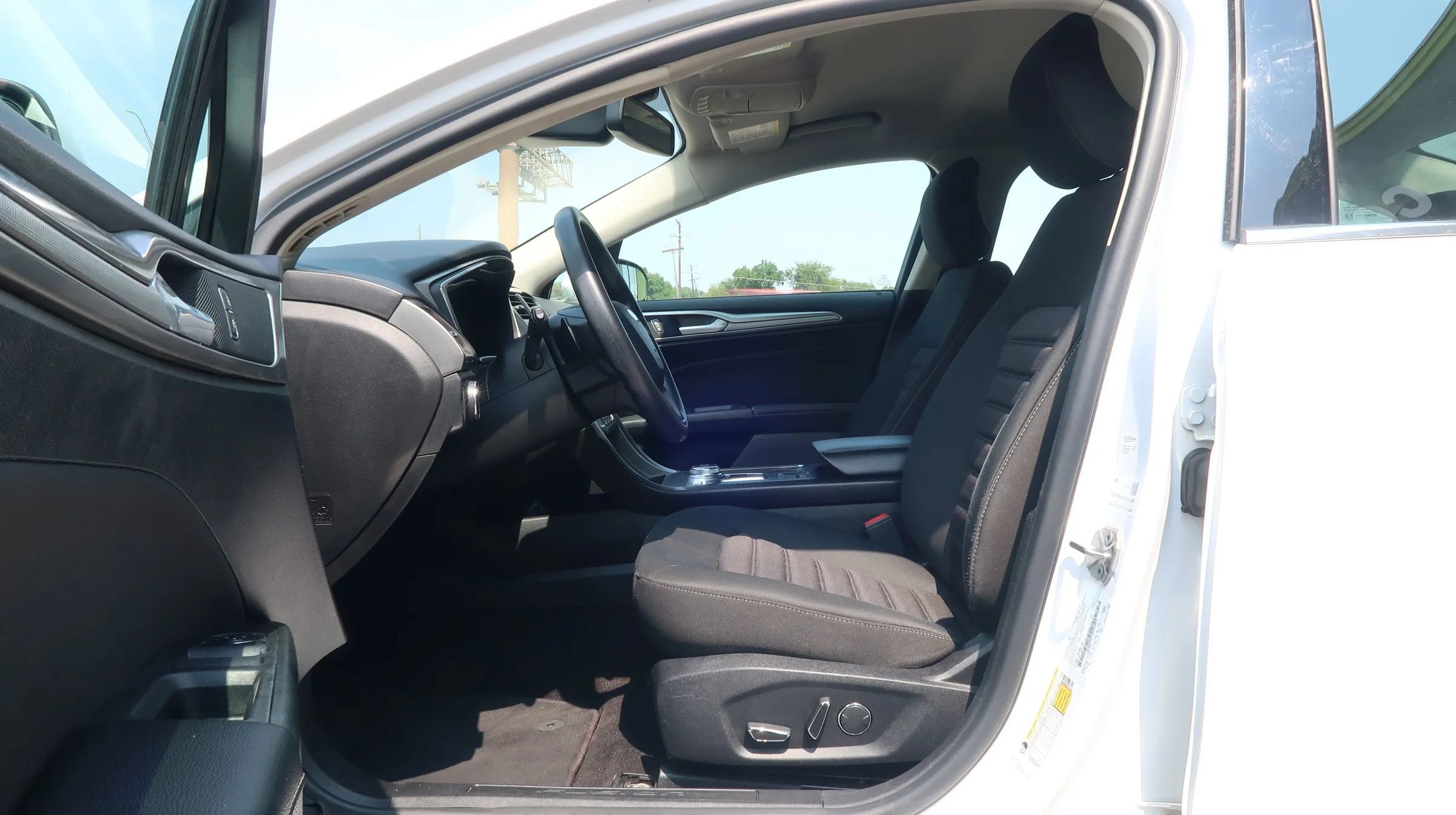 Used 2019 Ford Fusion SE FWD image 16