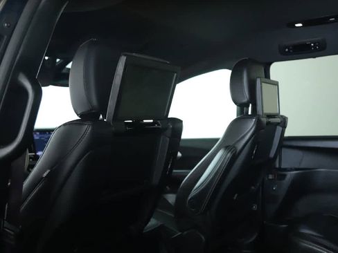 Used 2023 Chrysler Pacifica Touring-L w/ Uconnect Theater Family Group AWD/4WD image 15