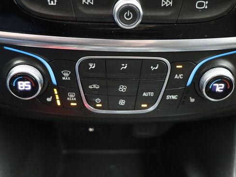 Used 2020 Chevrolet Traverse LT image 23