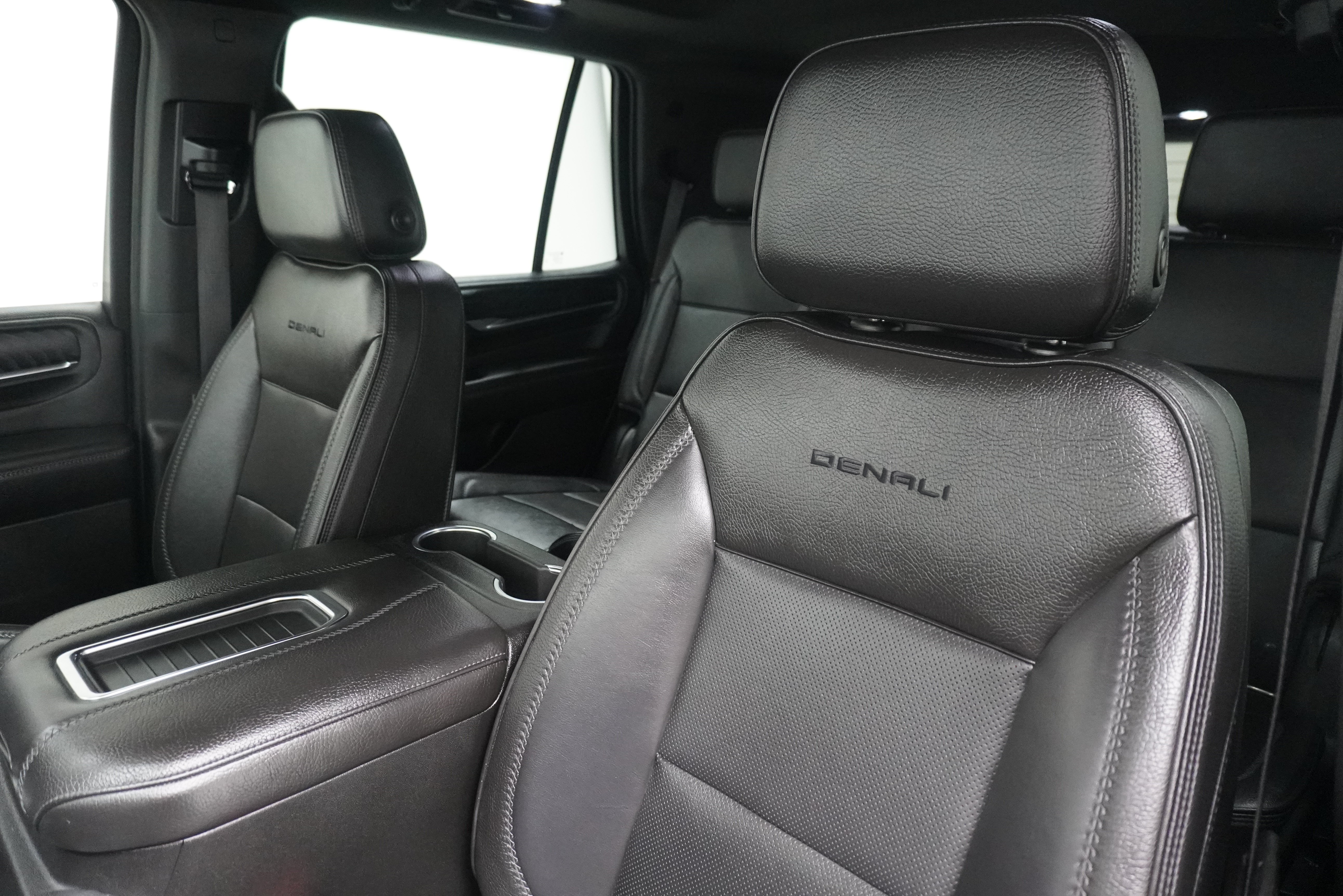 Used 2021 GMC Yukon Denali w/ Denali Premium Package AWD/4WD image 10