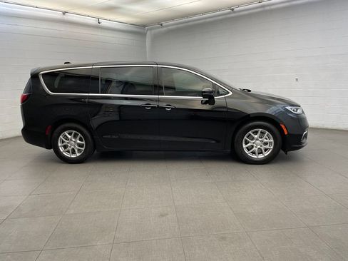 New 2026 Chrysler Pacifica Select FWD image 2