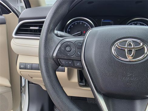 Used 2018 Toyota Camry LE FWD image 16