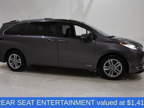 Used 2021 Toyota Sienna Limited image 3