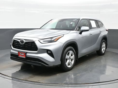 Used 2024 Toyota Highlander LE image 2