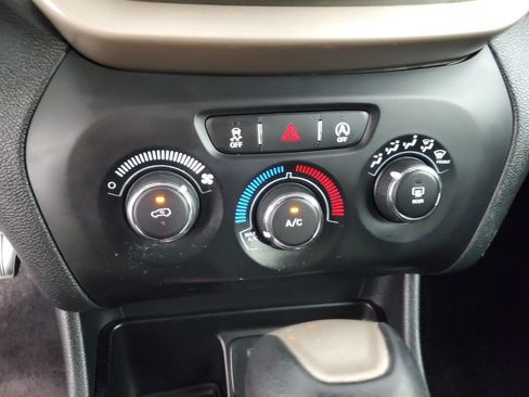 Used 2017 Jeep Cherokee Sport FWD image 19
