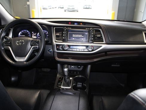 Used 2019 Toyota Highlander XLE image 26