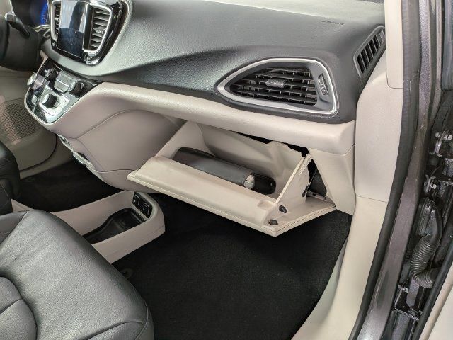 Used 2017 Chrysler Pacifica Touring-L FWD image 32