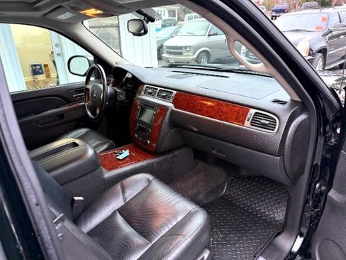 Used 2011 Chevrolet Avalanche LTZ image 14