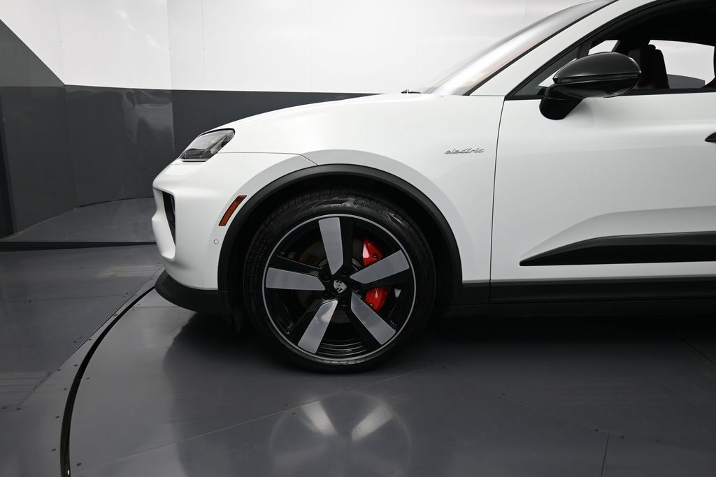 Certified 2025 Porsche Macan 4S Electric AWD/4WD image 12