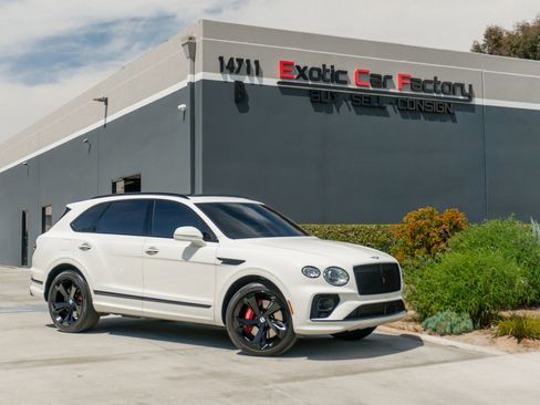 Used 2023 Bentley Bentayga AWD/4WD image 1