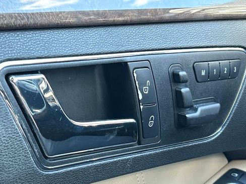 Used 2011 Mercedes-Benz E 550 4MATIC Sedan image 34